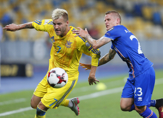 6일(한국시각) 우크라이나 키예프 올림픽경기장에서 열린 러시아 월드컵 유럽예선 I조 1차전에서 아이슬란드는 전반 6분 선제골을 넣었으나 전반 41분 우크라이나의 미드필더 안드리 야몰렌코에 동점포를 내줘 1대1로 비겼다. 사진=연합뉴스